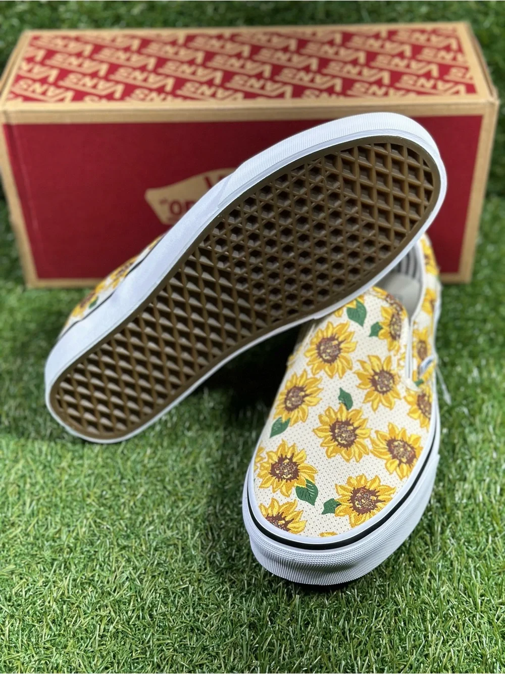 Vans Classic Slip-On, Sunflower Print/White,Men’s 8.5/Womens 10, VN000ZMRFN0